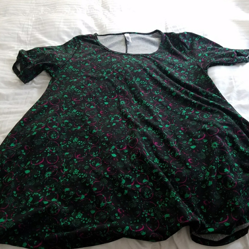 Lularoe large perfect tee black background